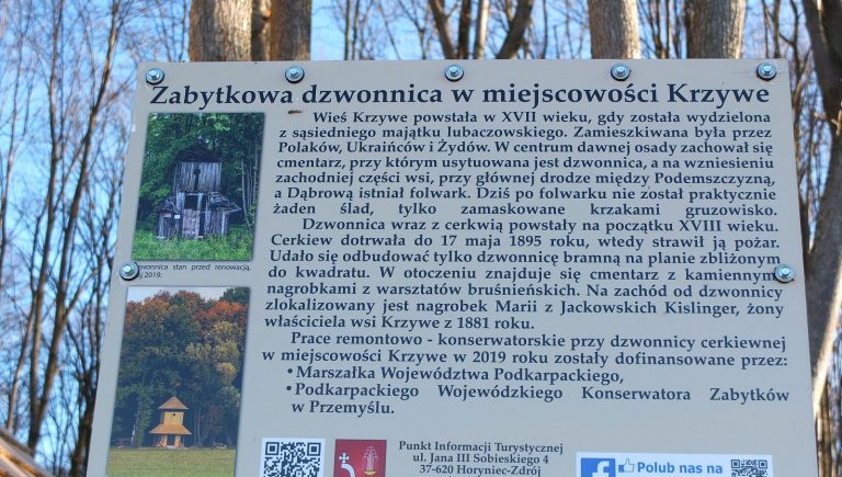 Tablica informacyjna przy dzwonnicy na cmentarzu greckokatolickim w Krzywem, marzec 2020 r.