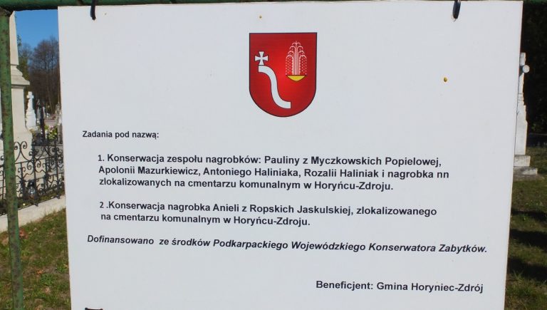 Tablica informacyjna przy nagrobku Anieli z Ropskich Jaskulskiej na cmentarzu komunalnym w Horyńcu-Zdroju, marzec 2020 r.